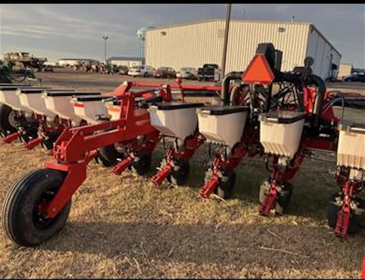 2019 WHITE 9776 PLANTER