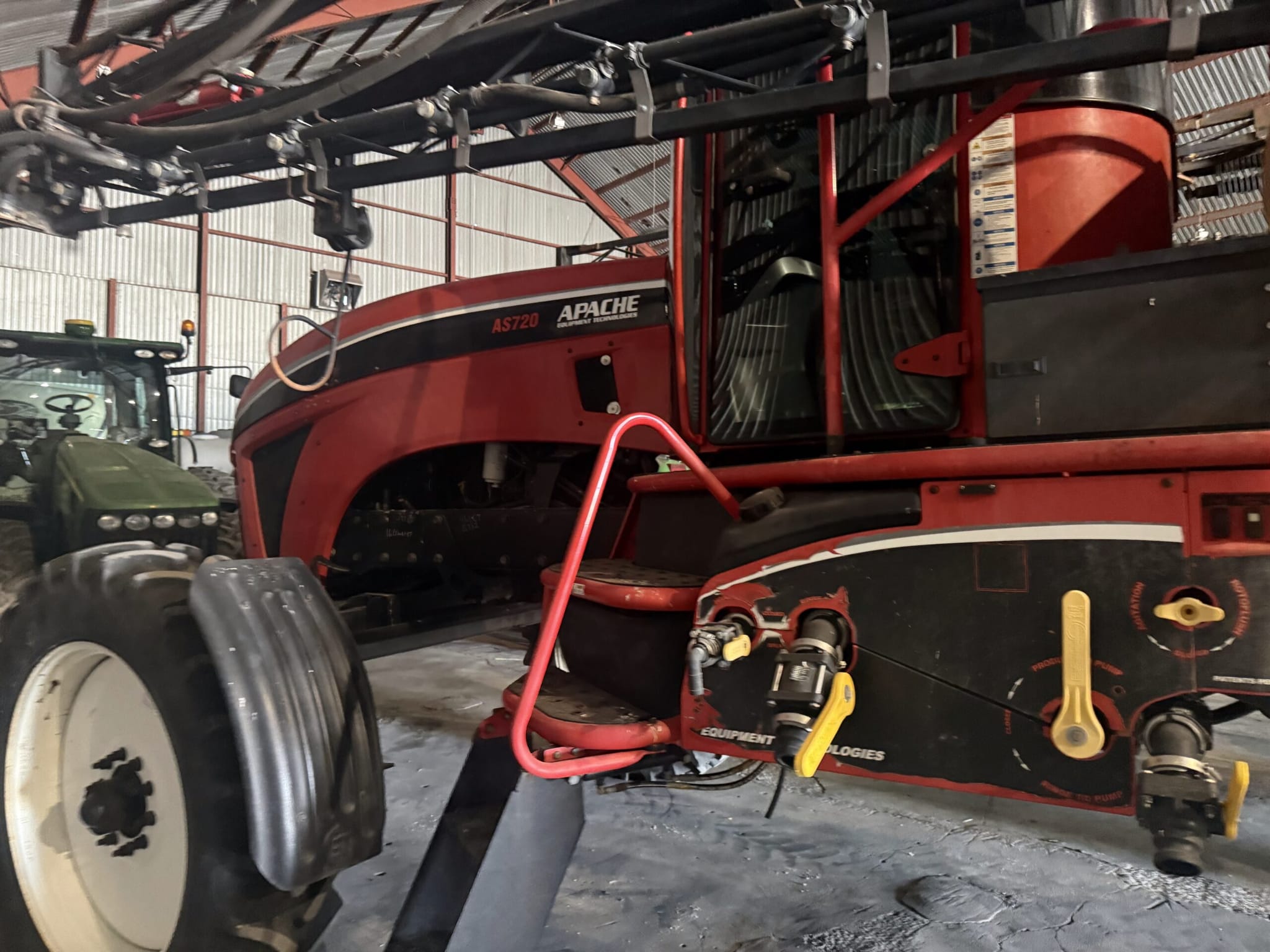 2014 APACHE AS720 SPRAYER