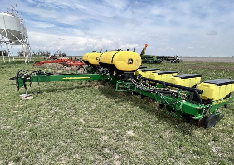 2005 JOHN DEERE 1760 PLANTER